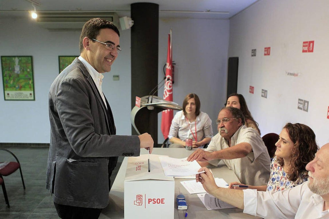 El portavoz de la gestora del PSOE, Mario Jiménez, en el momento de votar. 