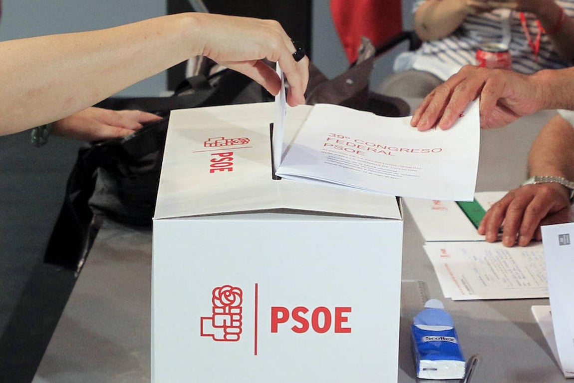 Una militante deposita su voto. 