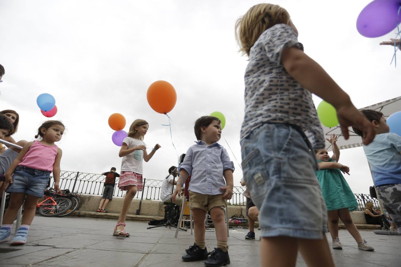 Una calle Betis llena de actividades y vacía de tráfico