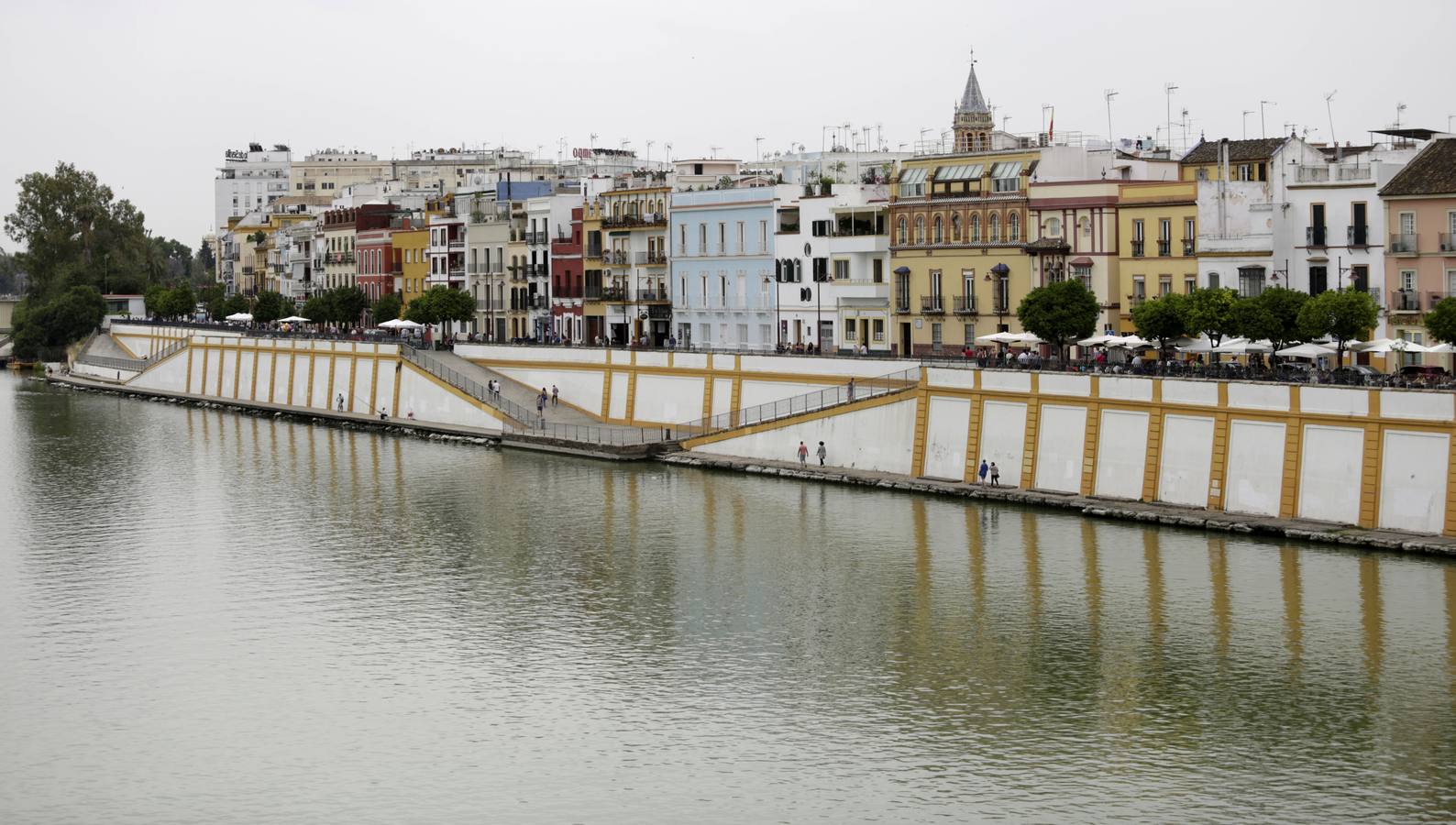 Una calle Betis llena de actividades y vacía de tráfico