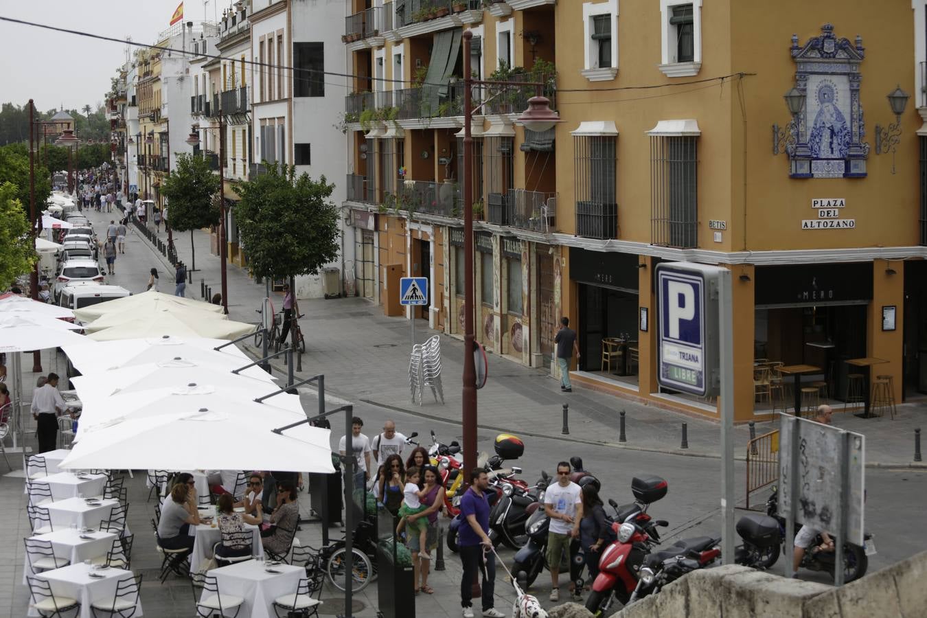 Una calle Betis llena de actividades y vacía de tráfico