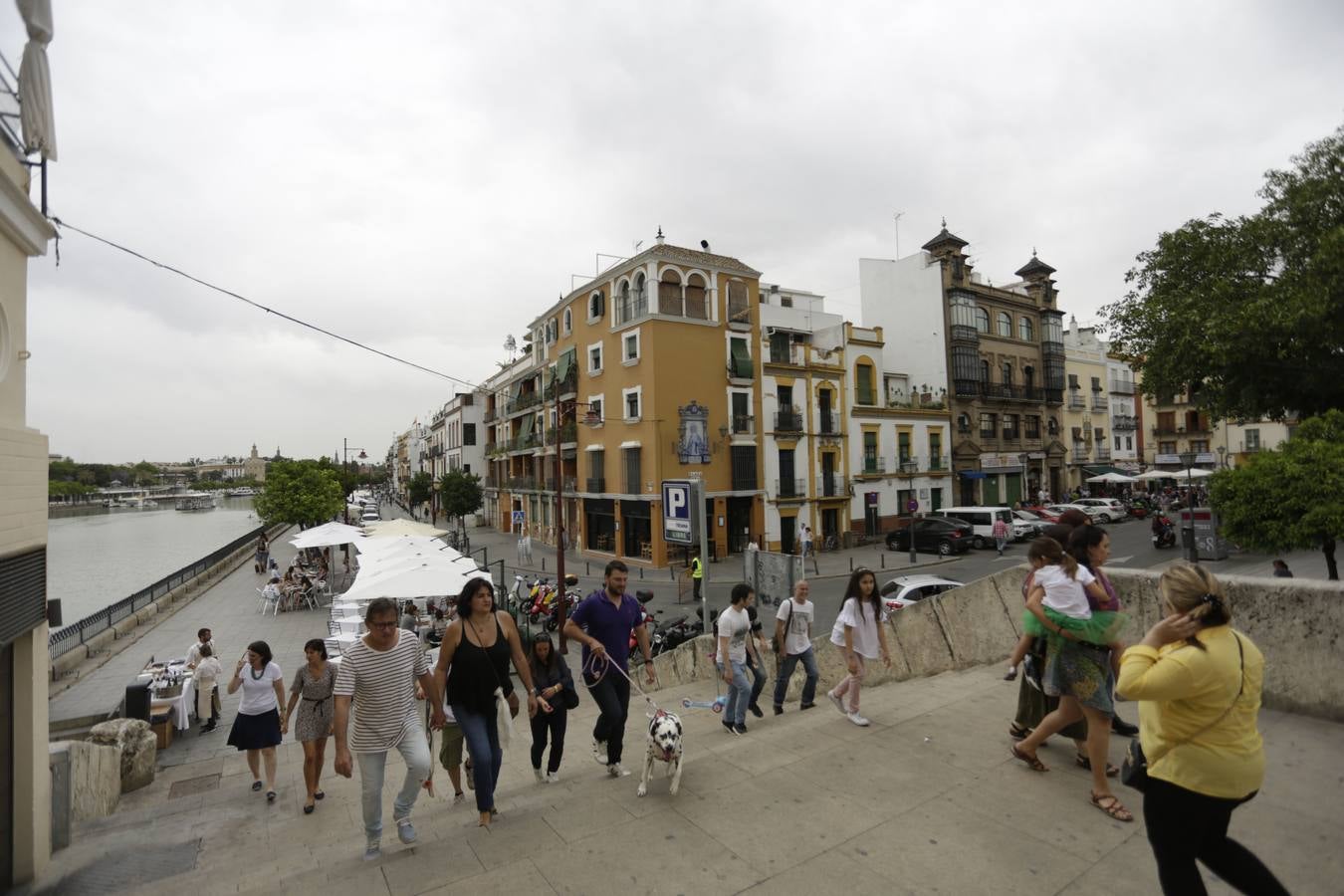 Una calle Betis llena de actividades y vacía de tráfico