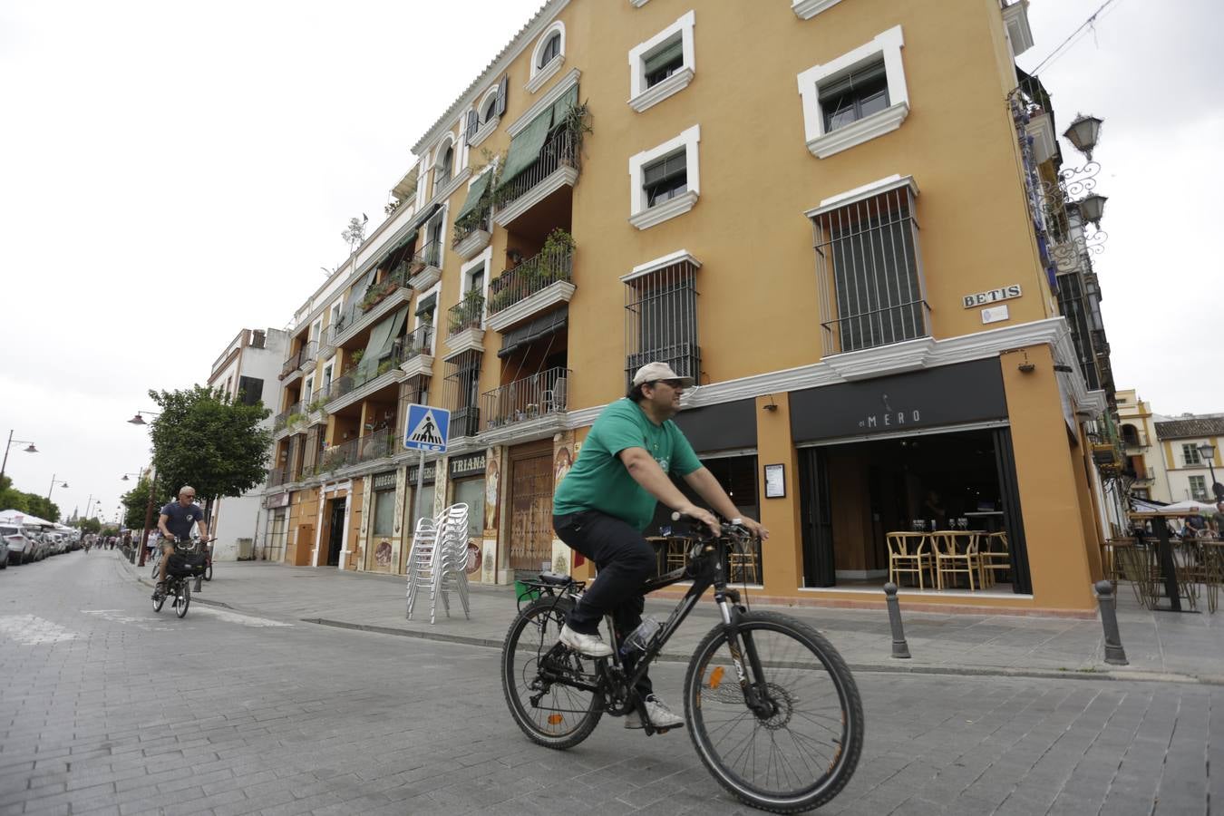 Una calle Betis llena de actividades y vacía de tráfico