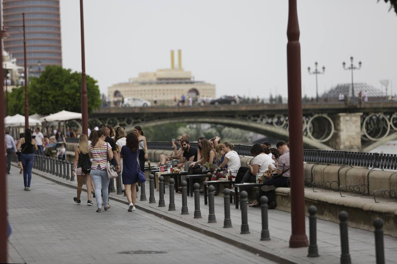 Una calle Betis llena de actividades y vacía de tráfico