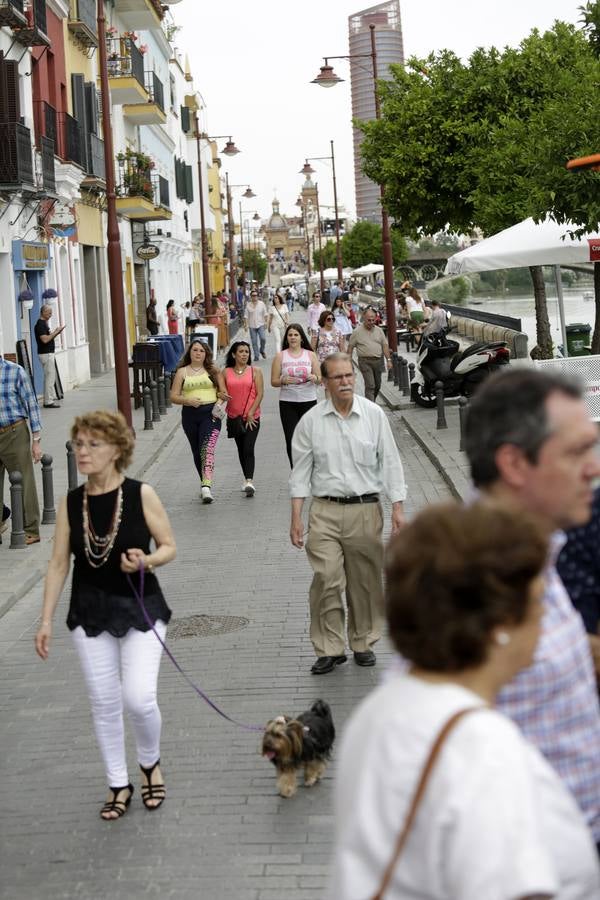 Una calle Betis llena de actividades y vacía de tráfico