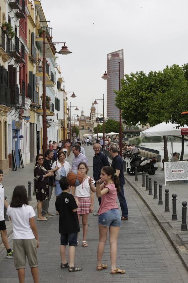 Una calle Betis llena de actividades y vacía de tráfico