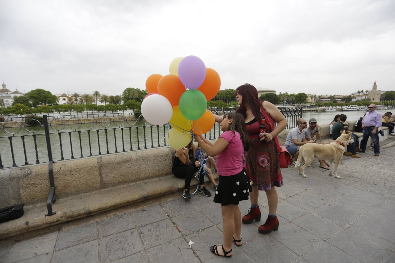 Una calle Betis llena de actividades y vacía de tráfico