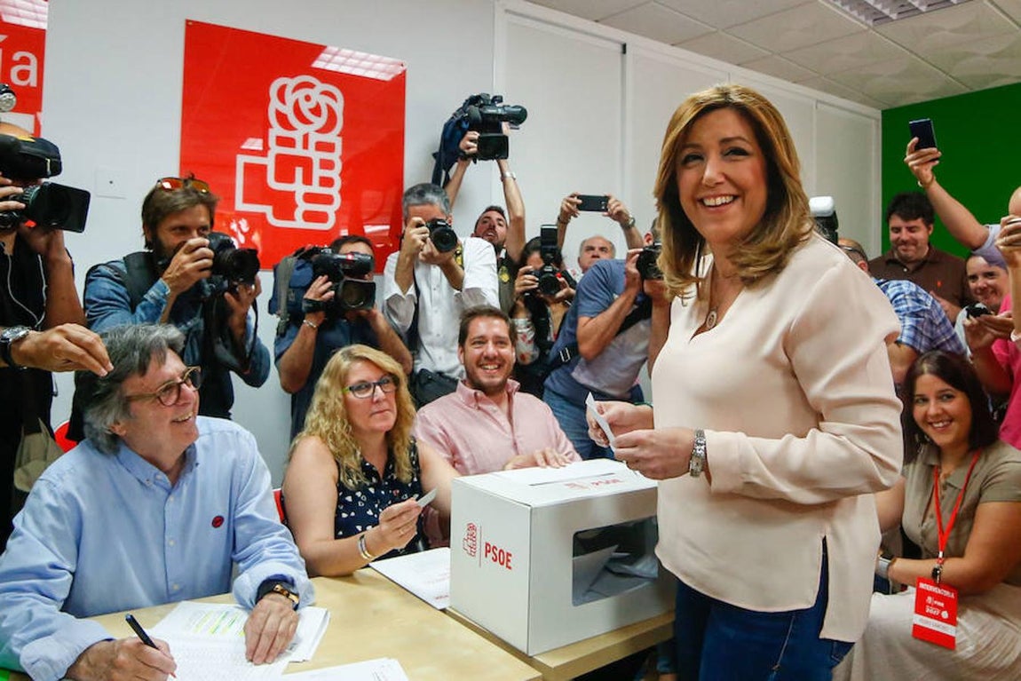 Susana Díaz, instantes antes de depositar su papeleta. 
