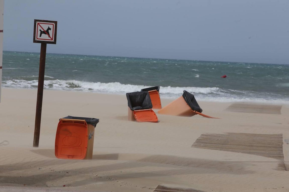 El levante azota las playas de la capital. 