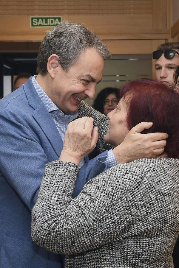 El expresidente del Gobierno, José Luis Rodríguez Zapatero, con una simpatizante. 