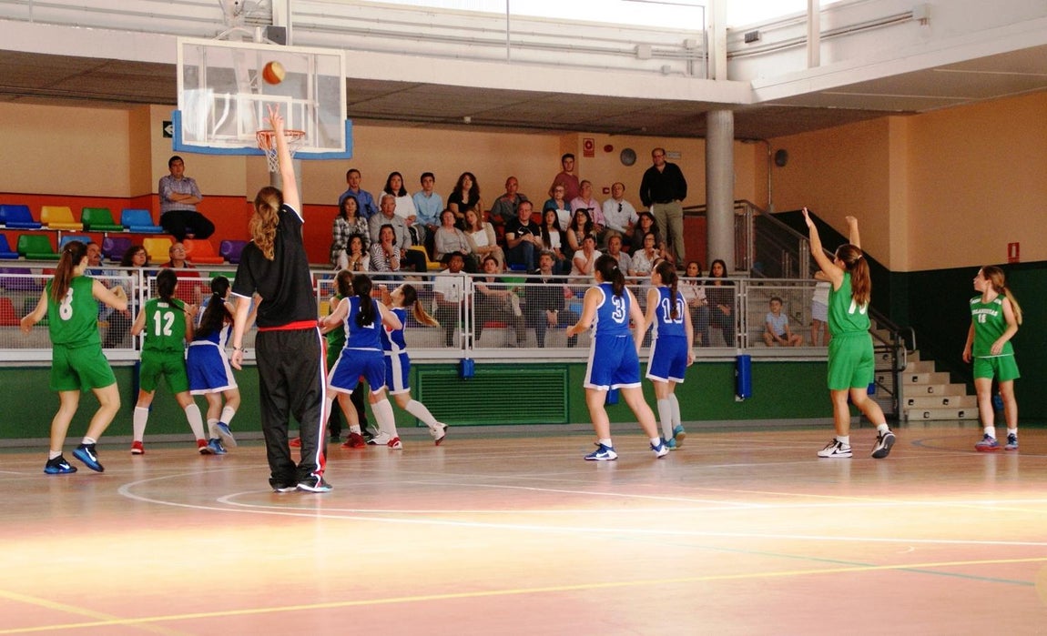 En imágenes: Los dos últimos partidos de la liga de baloncesto; Mater vs BVM Irlandesas y Calasancio vs Nuestra Señora de las Maravillas
