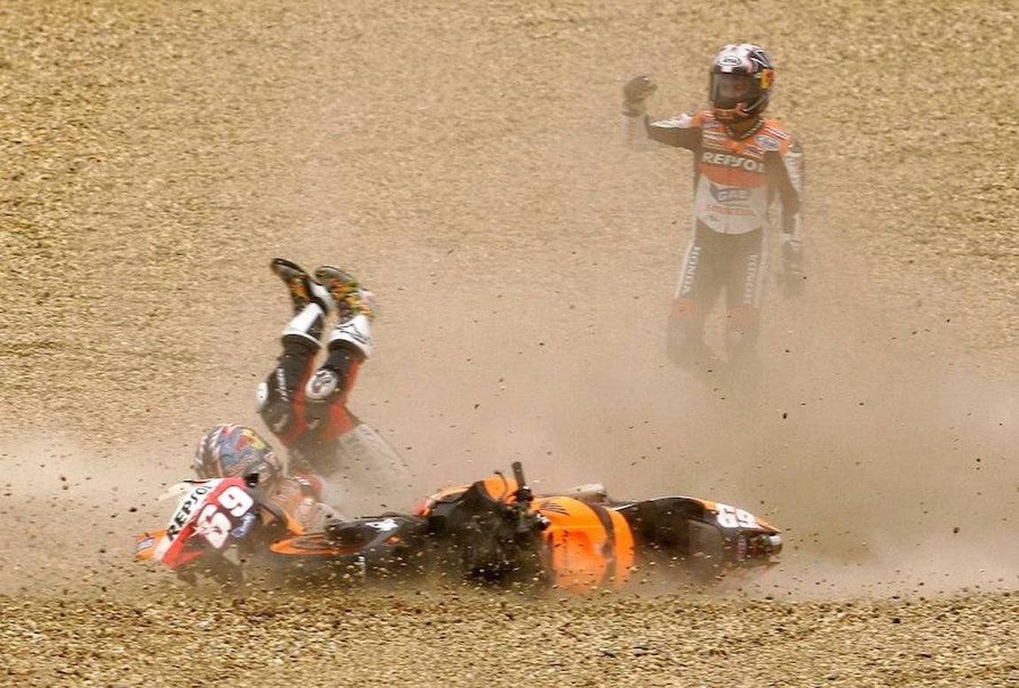 Imagen de una caída de Nicky Hayden en el Gran Premio de Estoril 2006 (Portugal) en la que también se vio implicado su compañero de equipo Dani Pedrosa (2006). Reuters