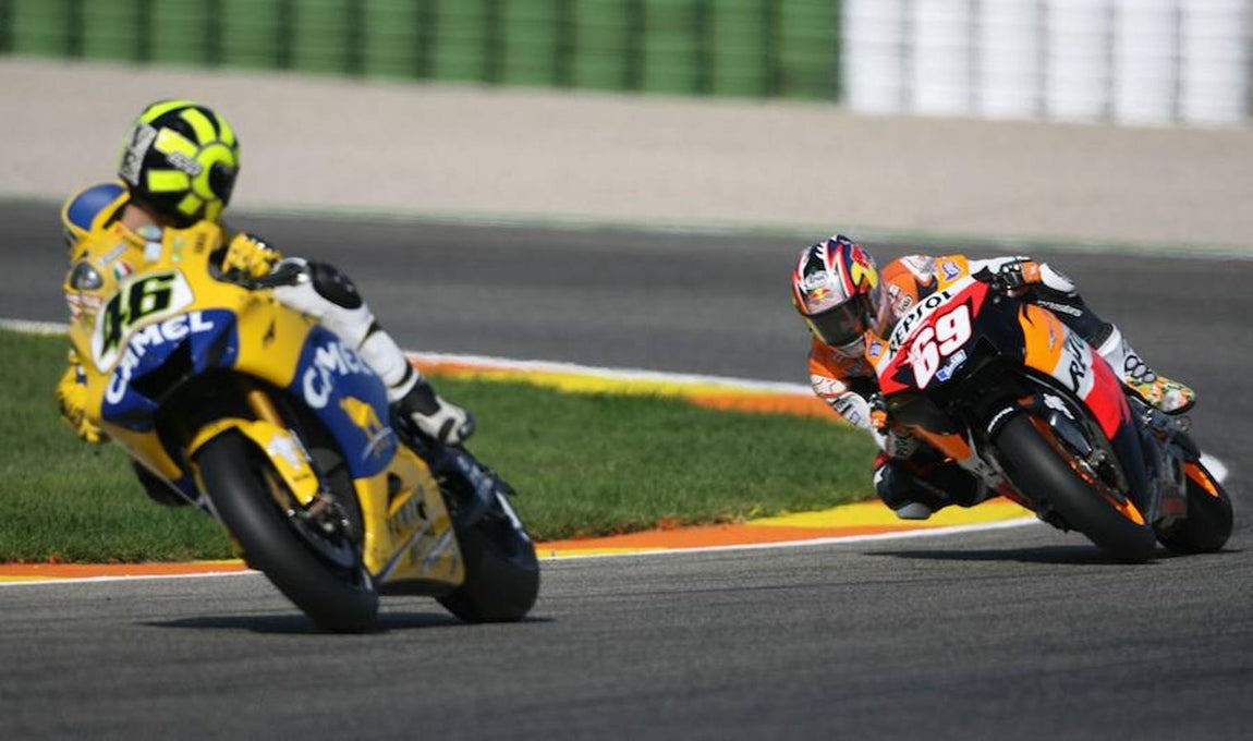 Nicky Hayden persigue a Valentino Rossi en el Gran Premio de Valencia 2006, el año en el que se proclamó campeón del mundo de MotoGp. AFP