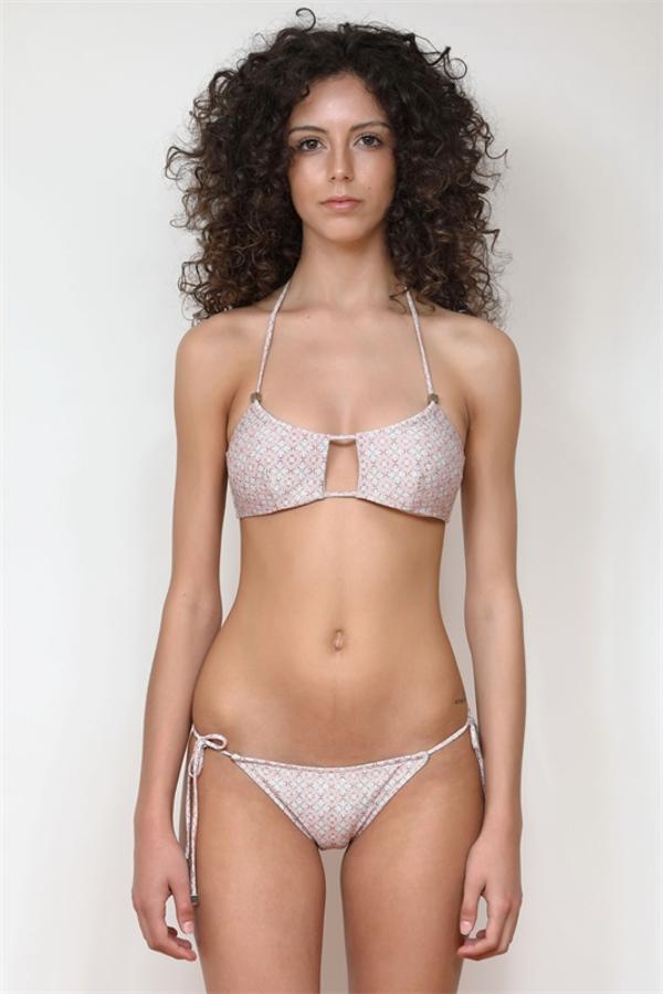 Bikini bustier estampado con abertura (136€)