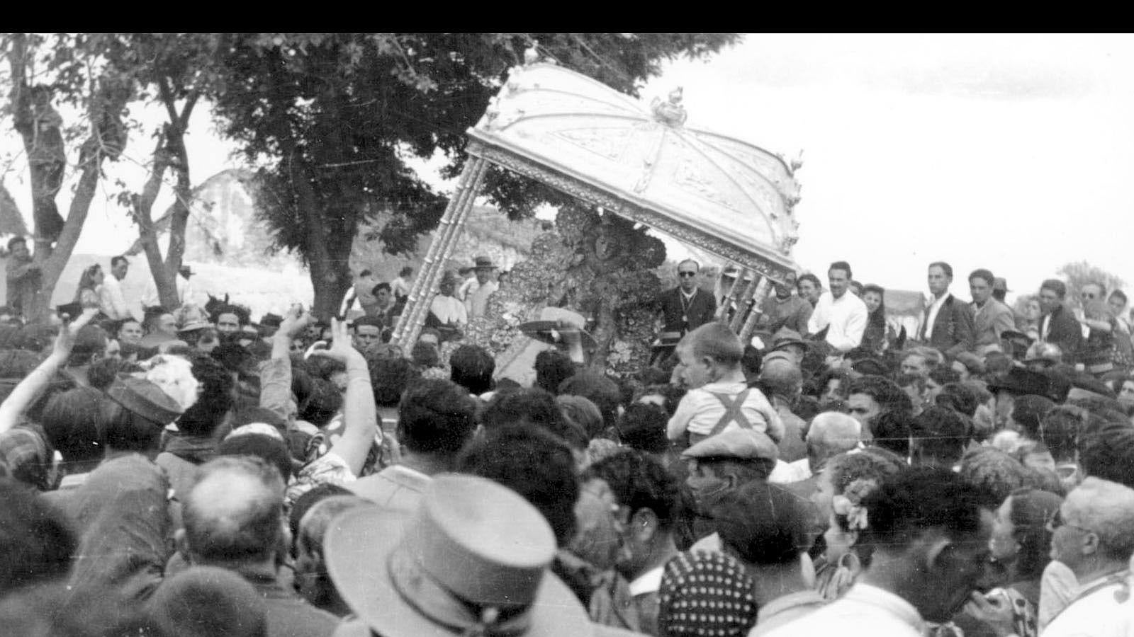 Foto: Ángel Gómez Gelan. Dos aspectos de la romería del Rocío en el año 1929.