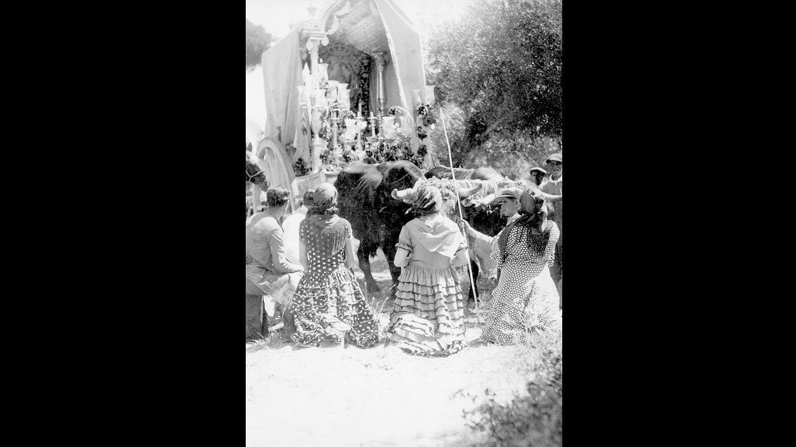 Camino del Rocío. Simpecado de Triana. Principios años 30. Foto: Serrano, publicada en 1935.