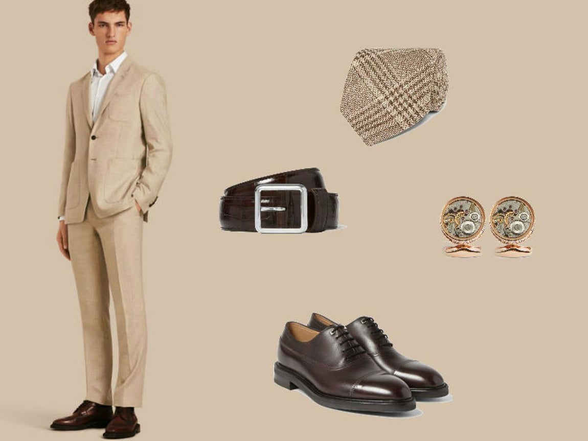 Look de traje claro para ir de invitado a una boda. Los tomos claros en los trajes son reservados para los enlaces que se celebran durante el día, mientras que la noche exige tonos más oscuros en la vestimenta. Este traje de cashmere firmado por Burberry (1.950€), al que puedes sacar partido con una camisa de  Charvet (450€), una corbata de Kingsman (150€), un cinturón de Balenciaga (275€) y unos zapatos con cordones de John Lobb (1.365€).