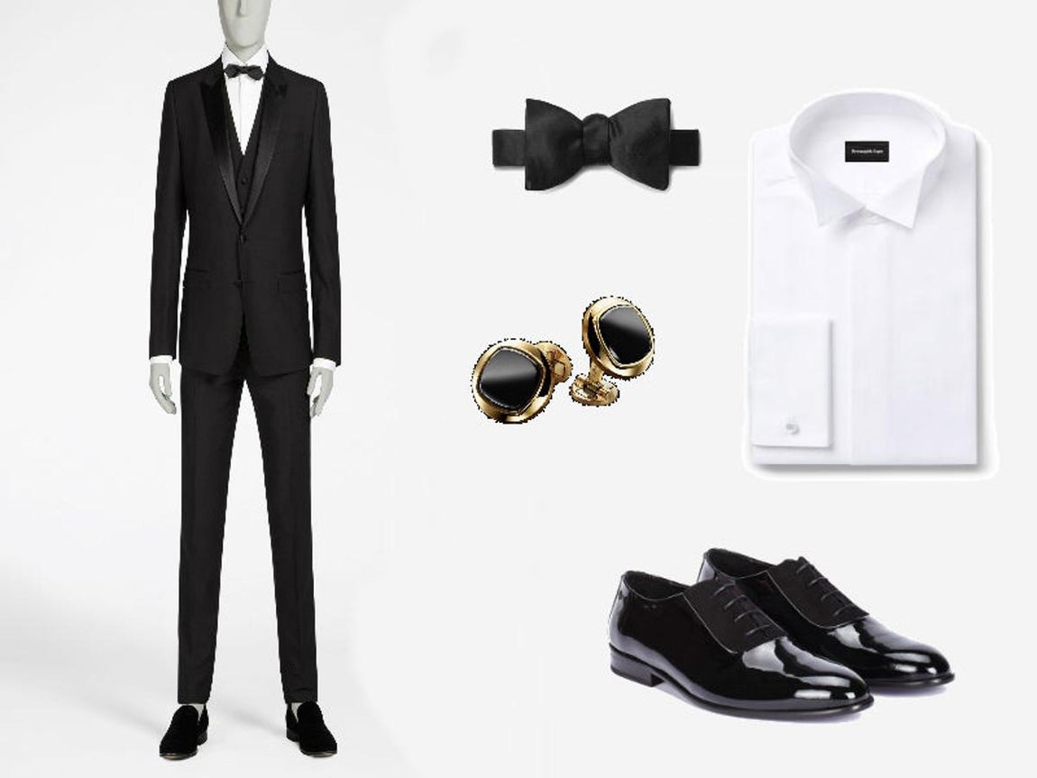 Look de invitado para ir a una boda con esmoquin. Puede que no lo sepas, pero el protocolo prohíbe el esmoquin en las bodas. Aún así, muchos los novios que optan por lucir uno y hacer que sus invitados se animen a hacerlo también. Si eres uno de ellos, llévalo siempre como te proponemos lsacar partido a este modelo negro de Dolce&amp;Gabanna (2.150€): con camisa blanca como esta de Zegna (360€), pajarita de Favourbrook (69€), gemelos de Piaget (4.600€) y siempre con zapatos de charol como estos de Martinelli (119€).