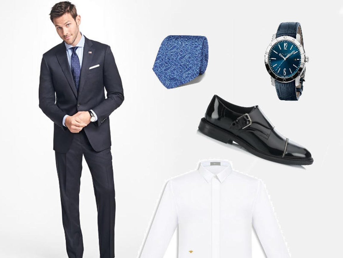 Look clásico de invitado a una boda. El azul marino nunca falla si buscas una opción discreta y elegante. Este traje de Brooks Brothers (1.200€) encuentra en una clásica camisa blanca como la que proponemos de Dior con bordado de hilo de oro (650€), una corbata de estampado a todo color de Turnbull&amp;Asser (165€) y un exquisito reloj del estilo de este de Bulgari (6.050€) sus mejores accesorios.
