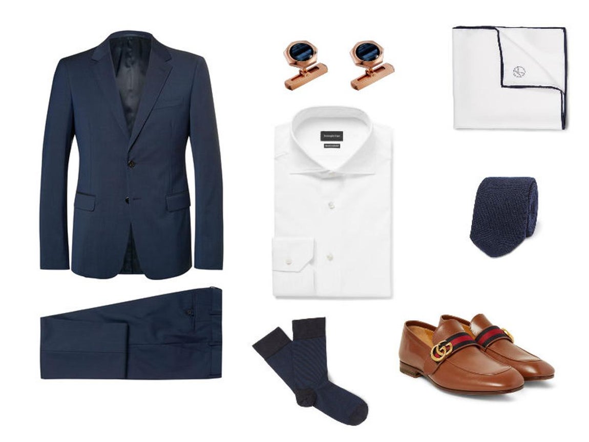 Look para ir de invitado a una boda tradicional. Para un enlace tradicional, clásico en el que no se exige una etiqueta determinada, esta opción será infalible. Traje de Prada (1.750€), camisa blanca de Ermenegildo Zegna (245€), corbata de lana, de Berluti (160€), calcetines de John Smedley (20€), mocasines de piel, de Gucci (595€), gemelos Santos de Cartier realizados en oro rosa macizo y ojo de halcón (4.850€) y pañuelo de Kingsman (60€).
