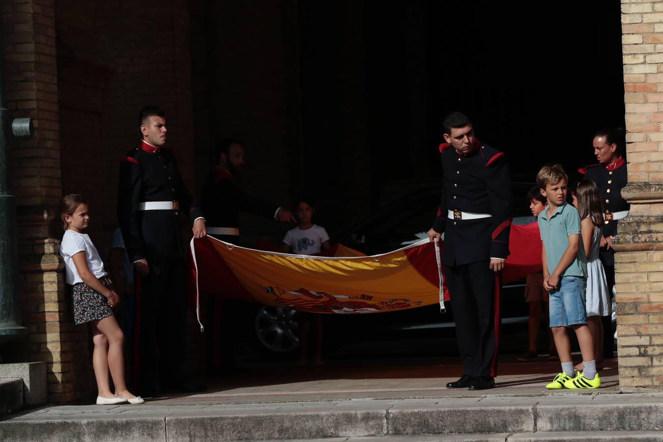 Izado de bandera en Capitanía por el Día de las Fuerzas Armadas