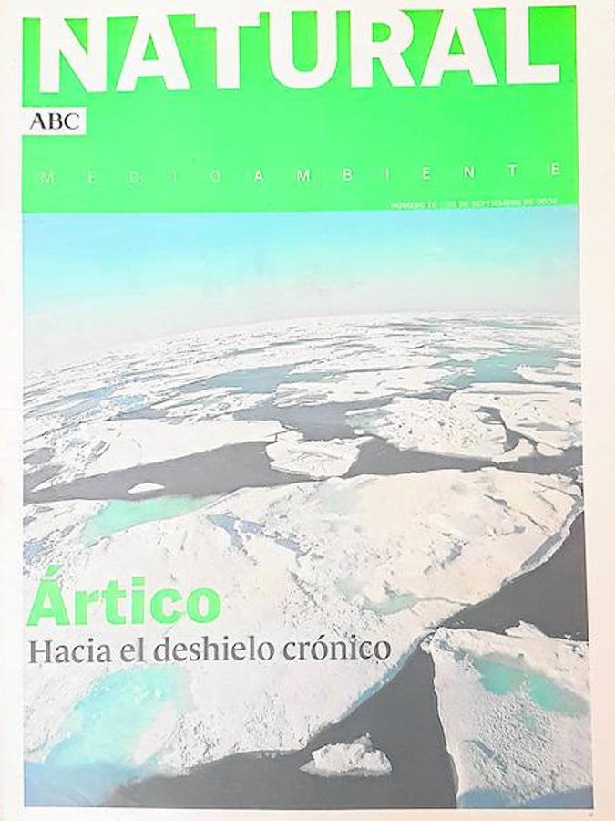 Hacia el deshielo crónico. En 2007, la luz de alarma se encendió para el Ártico, tras alcanzarse la extensión mínima de hielo a final de verano. Nadie imaginaba aún que a partir de esa fecha se iban a producir los nueve años con extensiones de hielo más reducidas al final del verano, y veremos qué ocurre el próximo septiembre, pues los científicos ya apuntan a que el Ártico podría haber entrado en una espiral de destrucción. Esta portada es de septiembre de 2008. En el tiempo transcurrido, la región ha sufrido cambios inimaginables en un periodo de tiempo tan corto. Así, ese verano de 2008, el Polo Norte se convirtió en una isla por primera vez en 125.000 años. Coincidió que el Paso del Noroeste quedó libre de hielo por segundo año consecutivo y al mismo tiempo se desheló el brazo que lo unía a Siberia. En agosto de 2010, del glaciar Petermann se desprendió un bloque de hielo cuatro veces mayor que Manhattan. En julio de 2012 se derritió el 90% de la superficie helada de Groenlandia, y en septiembre de ese año se registró el que hasta ahora es el mínimo absoluto de hielo marino al final del verano, un récord que a punto estuvo de igualarse a finales del verano pasado.