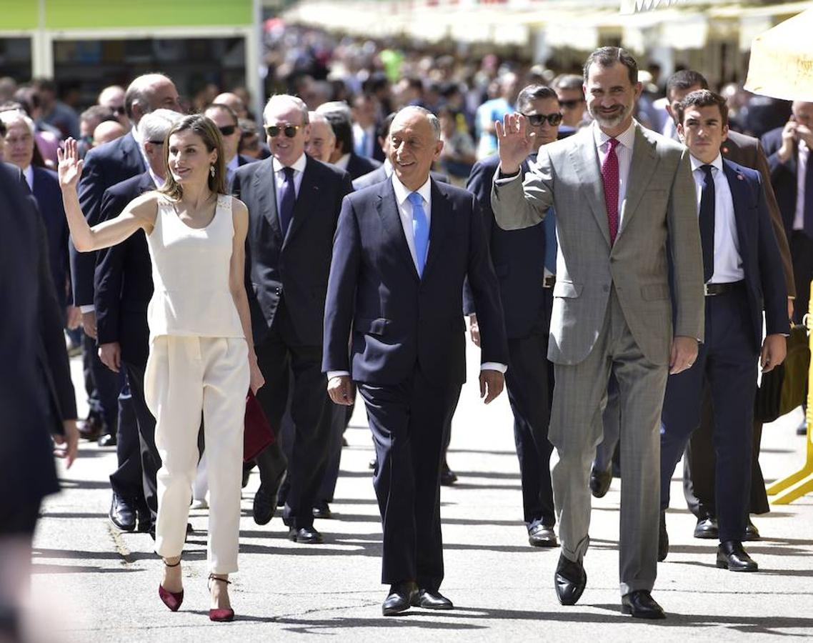 Este año, Portugal es el país invitado de la Feria. En la foto, Don Felipe y Doña Letizia pasean con el presidente de Portugal, Marcelo Rebelo de Sousa