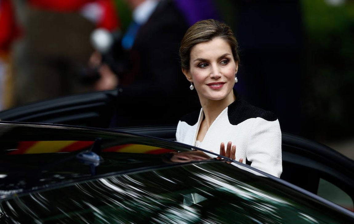 El Rey y Doña Letizia -con vestido blanco de manga corta estampado en negro- fueron recibidos por la ministra de Defensa, María Dolores de Cospedal, y el presidente de Castilla-La Mancha, el socialista Emiliano García Page. 