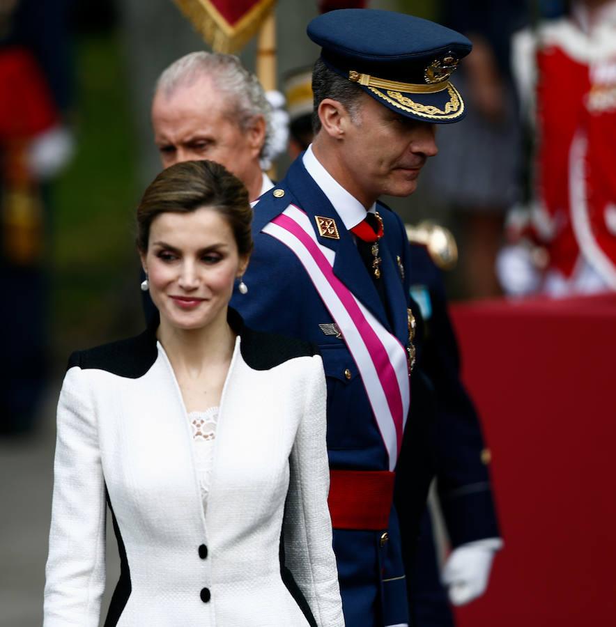 Carros de combate Leopardo 2E, vehículos Pizarro, aviones de combate Eurofighter y F-18, o el de transporte A400M -en el Ejército del Aire desde hace ocho meses- han sido algunos de los equipamientos militares que las Fuerzas Armadas han exhibido en un desfile que se recupera tras cinco ediciones de ausencia. Además, es la primera vez en cuatro años que el acto central del Día de las Fuerzas Armadas se celebra en una ciudad fuera de Madrid. 