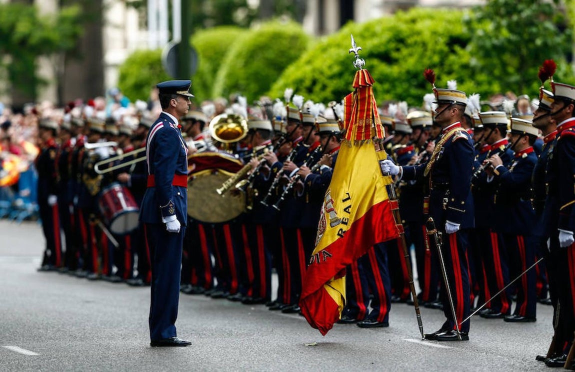 Sus Majestades los Reyes han presidido este sábado el acto central del Día de las Fuerzas Armadas que en esta edición se ha celebrado en Guadalajara, en un día caluroso, con miles de ciudadanos acompañando a los militares y jaleando gritos de «viva España» o «viva los Reyes». 