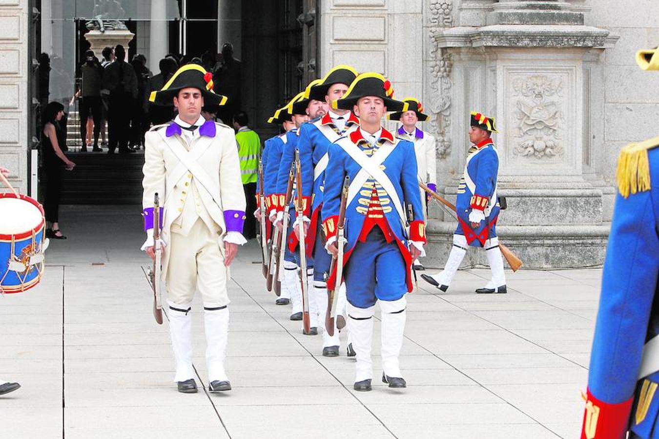 El relevo de guardia del Alcázar, en imágenes