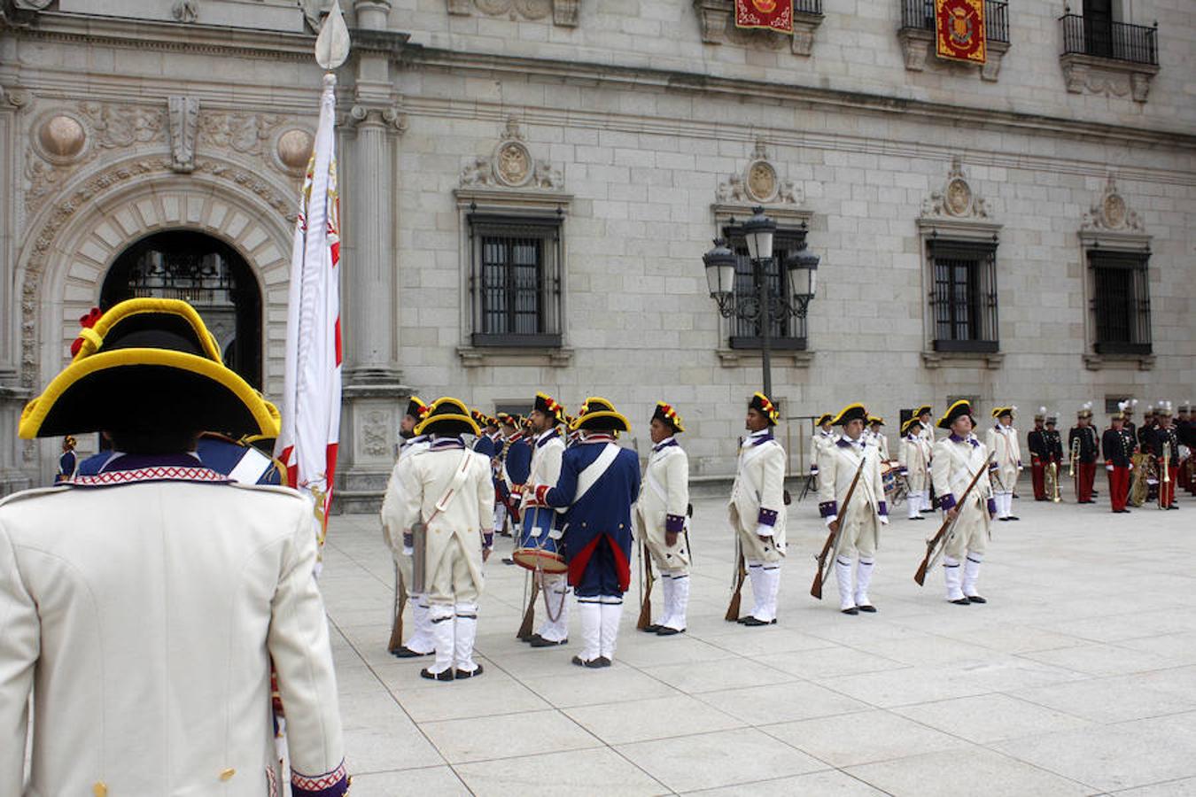 El relevo de guardia del Alcázar, en imágenes