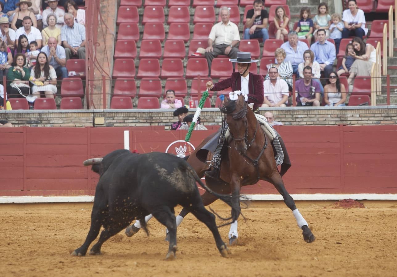 La corrida de rejones que cerró la feria taurina, en imágenes