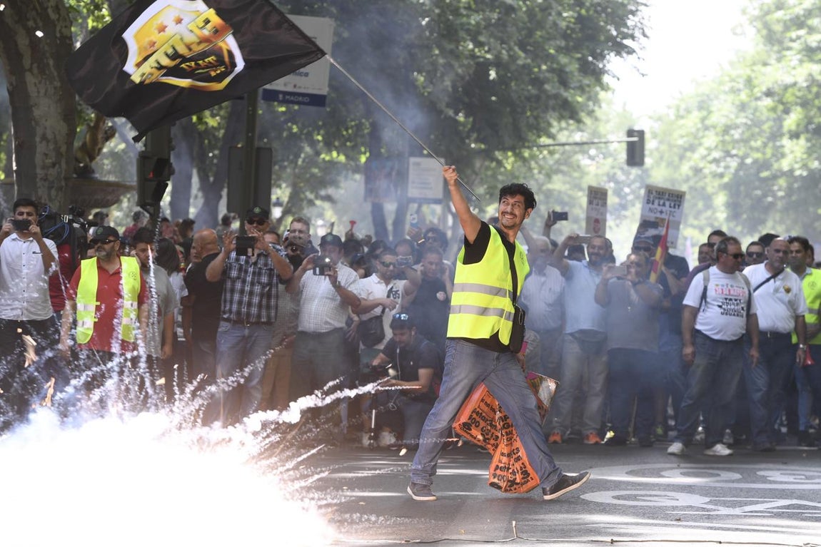 Un grupo de taxistas se manifesta en Madrid con motivo de la huelga que se celebra este martes. 