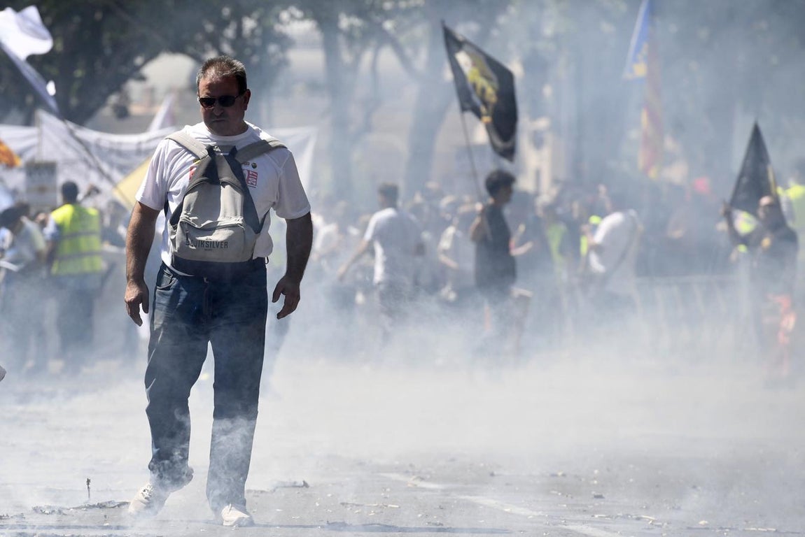 Un grupo de taxistas se manifesta en Madrid con motivo de la huelga que se celebra este martes. 
