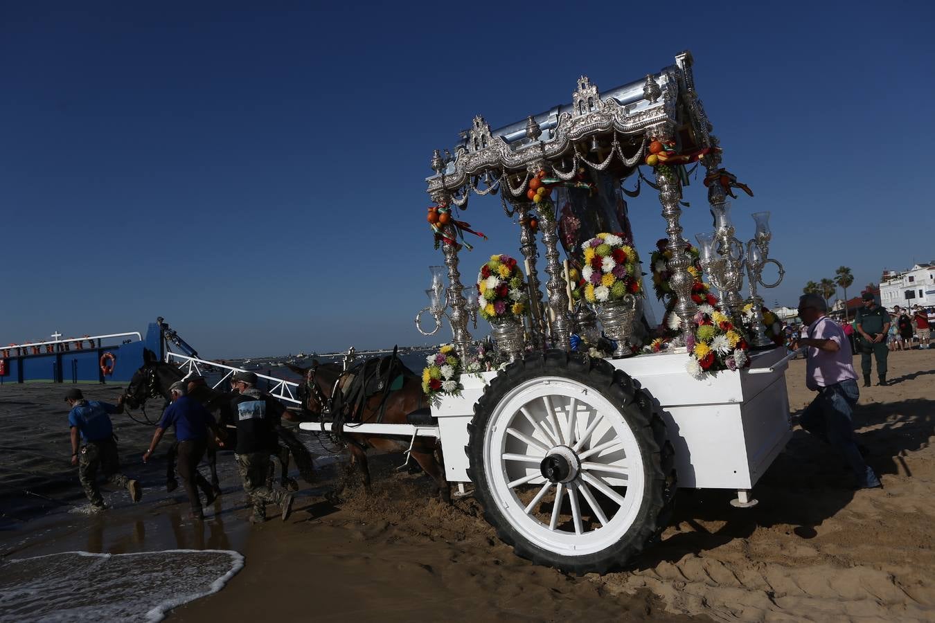 La hermandad del Rocío de Cádiz llega a Bajo de Guía