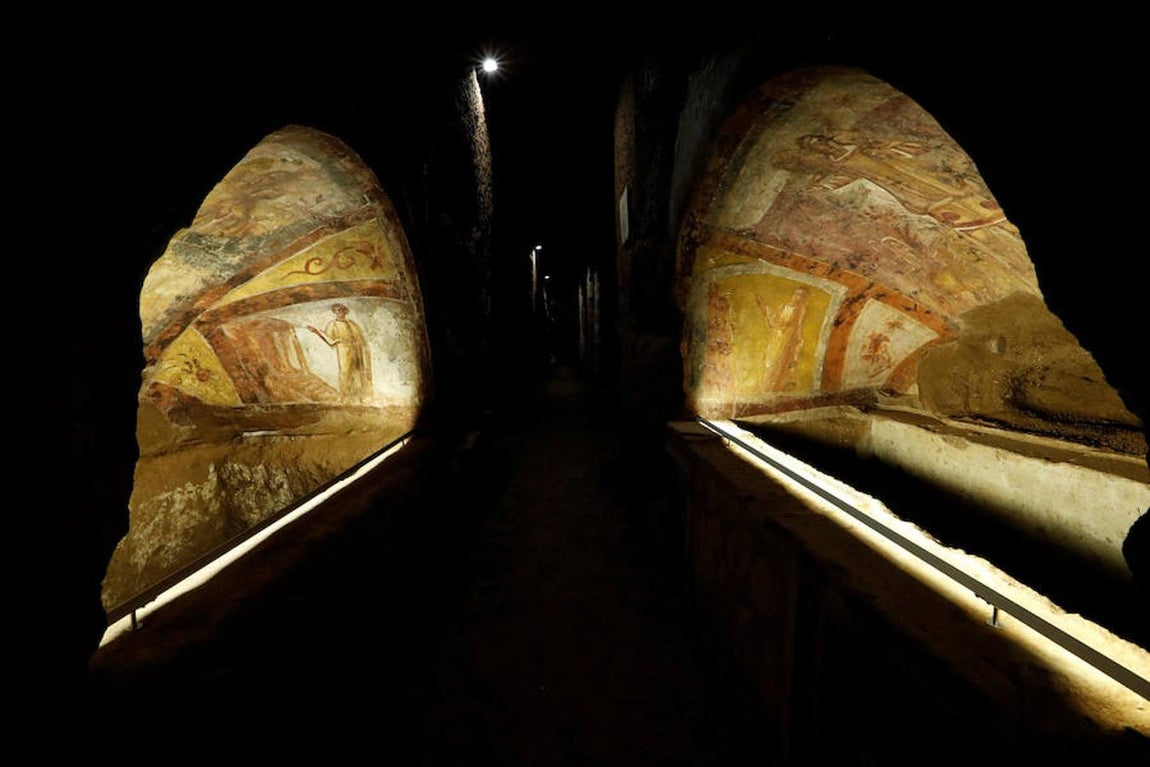 Ante el peligro de perderlos para siempre yacían bajo una capa negra de musgo, suciedad, sedimentos de carbonato de calcio y numerosos grafitis históricos, explicó una de las arqueólogas y restauradoras de las catacumbas de Santa Domitila, Barbara Mazzei y recoge Efe.. 