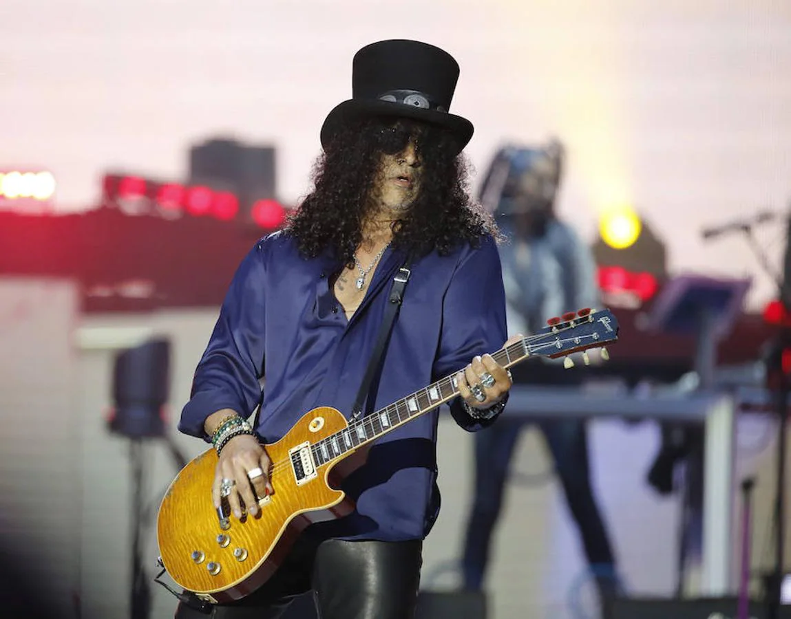 El guitarrista del grupo Guns N' Roses, Slash, durante el concierto.