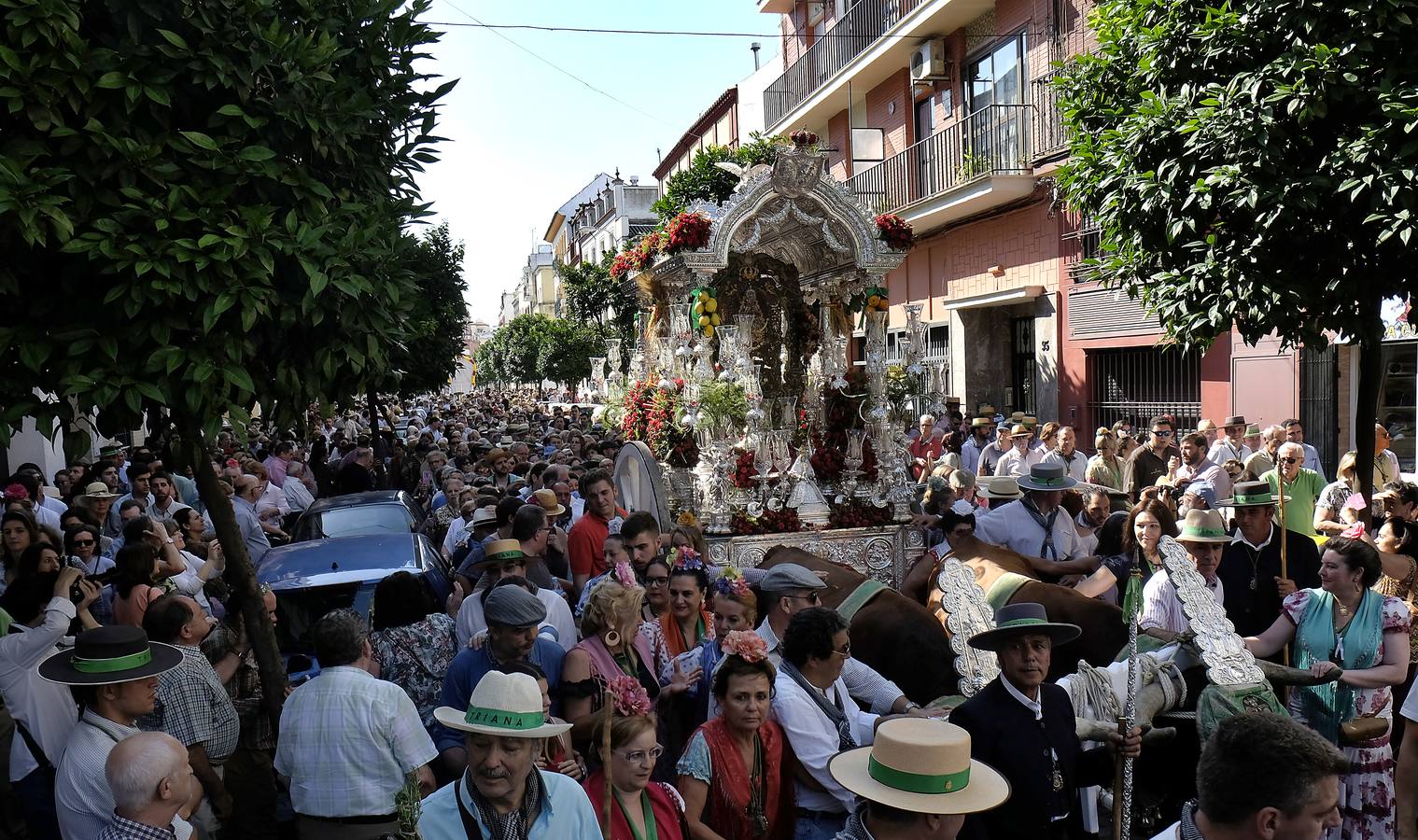 La salida de la Hermandad del Rocío de Triana, en imágenes