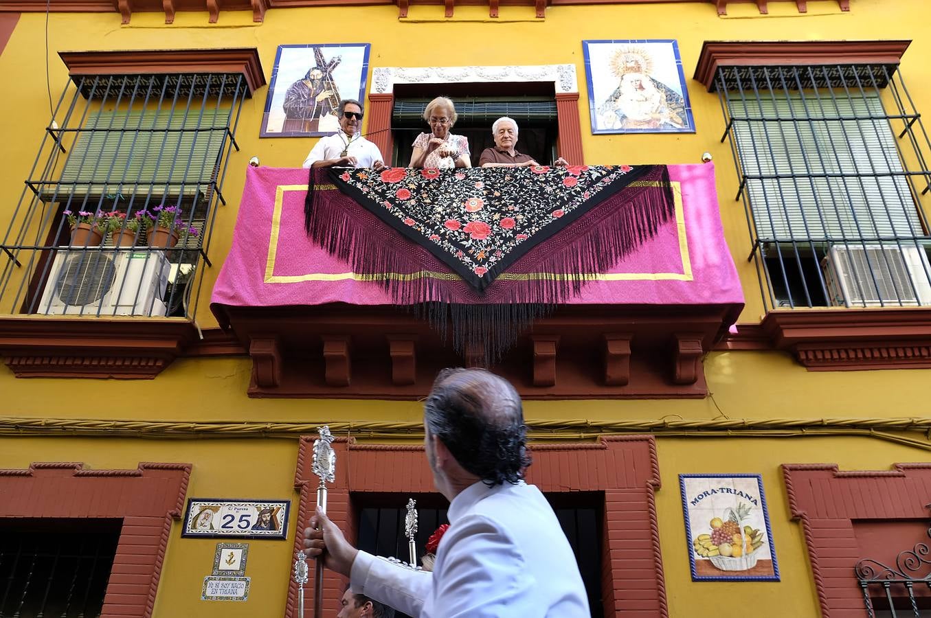 La salida de la Hermandad del Rocío de Triana, en imágenes