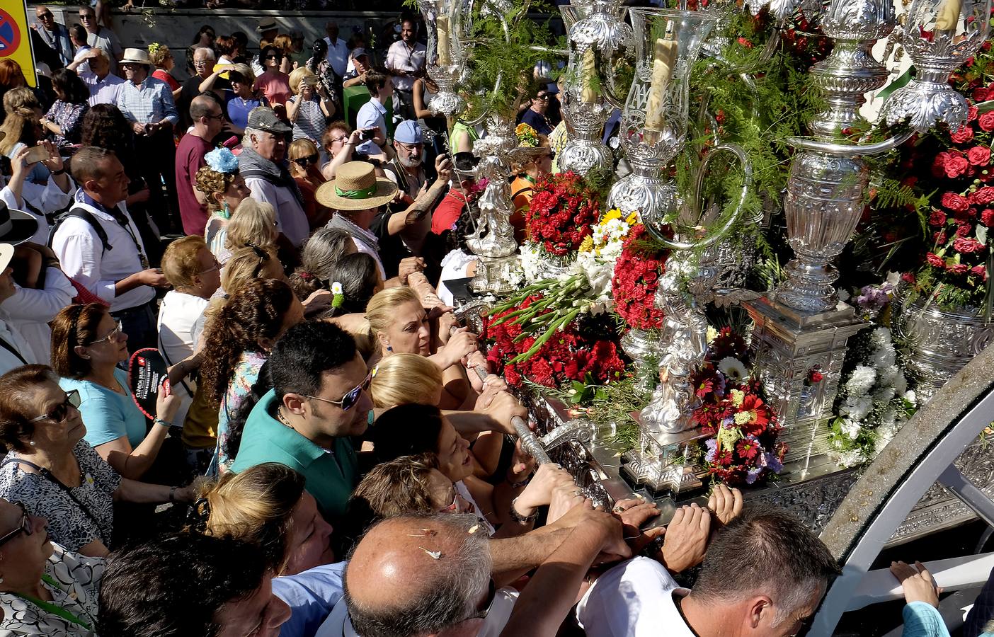 La salida de la Hermandad del Rocío de Triana, en imágenes