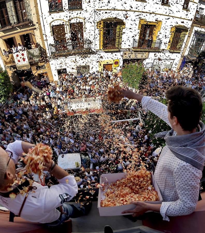 La salida de la Hermandad del Rocío de Triana, en imágenes