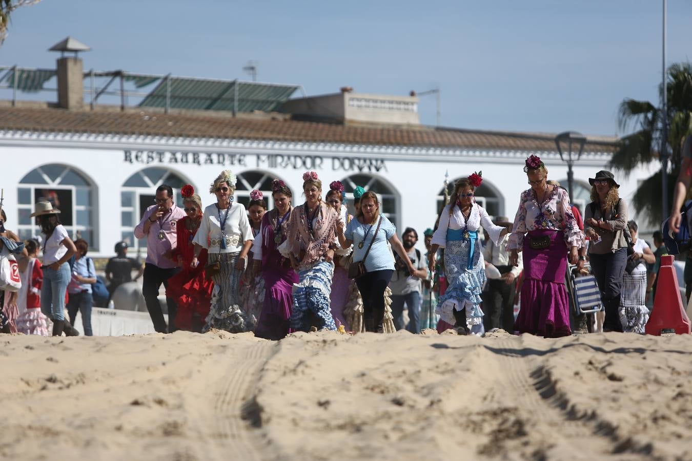 La hermandad de Jerez cruza el Guadalquivir. Rocío 2017