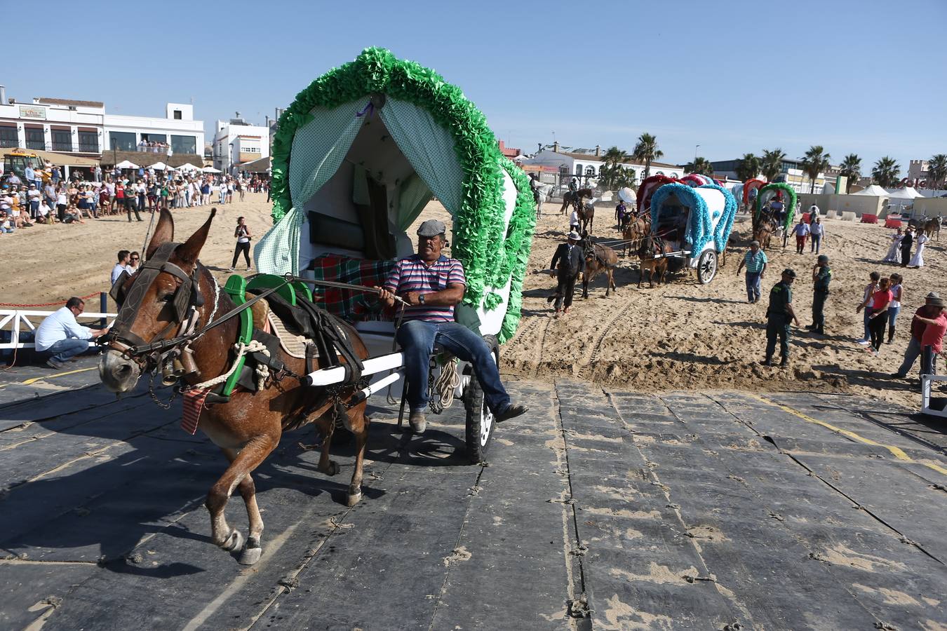 La hermandad de Jerez cruza el Guadalquivir. Rocío 2017