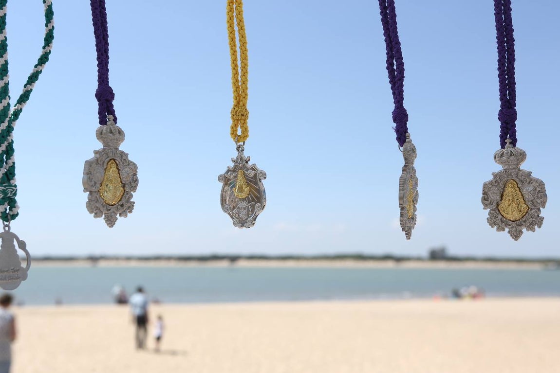 La hermandad de Jerez cruza el Guadalquivir. Rocío 2017