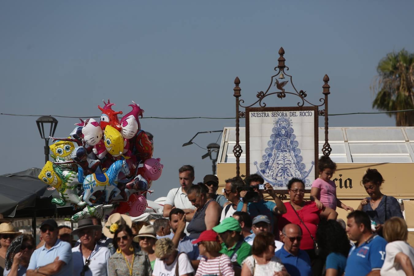 La hermandad de Jerez cruza el Guadalquivir. Rocío 2017