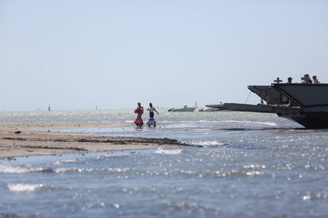 Las hermandades del Rocío vadean el Guadalquivir