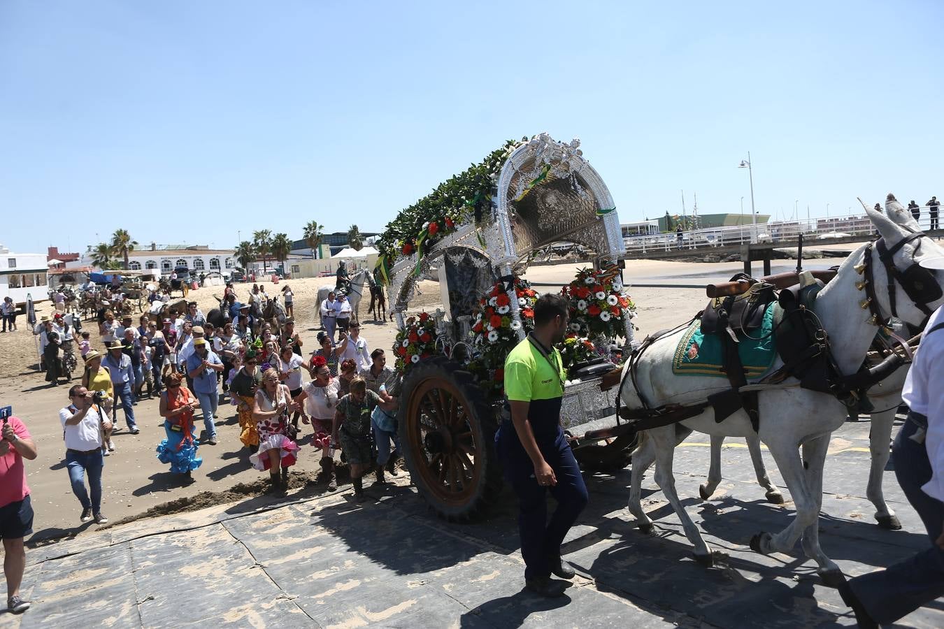 Las hermandades del Rocío vadean el Guadalquivir