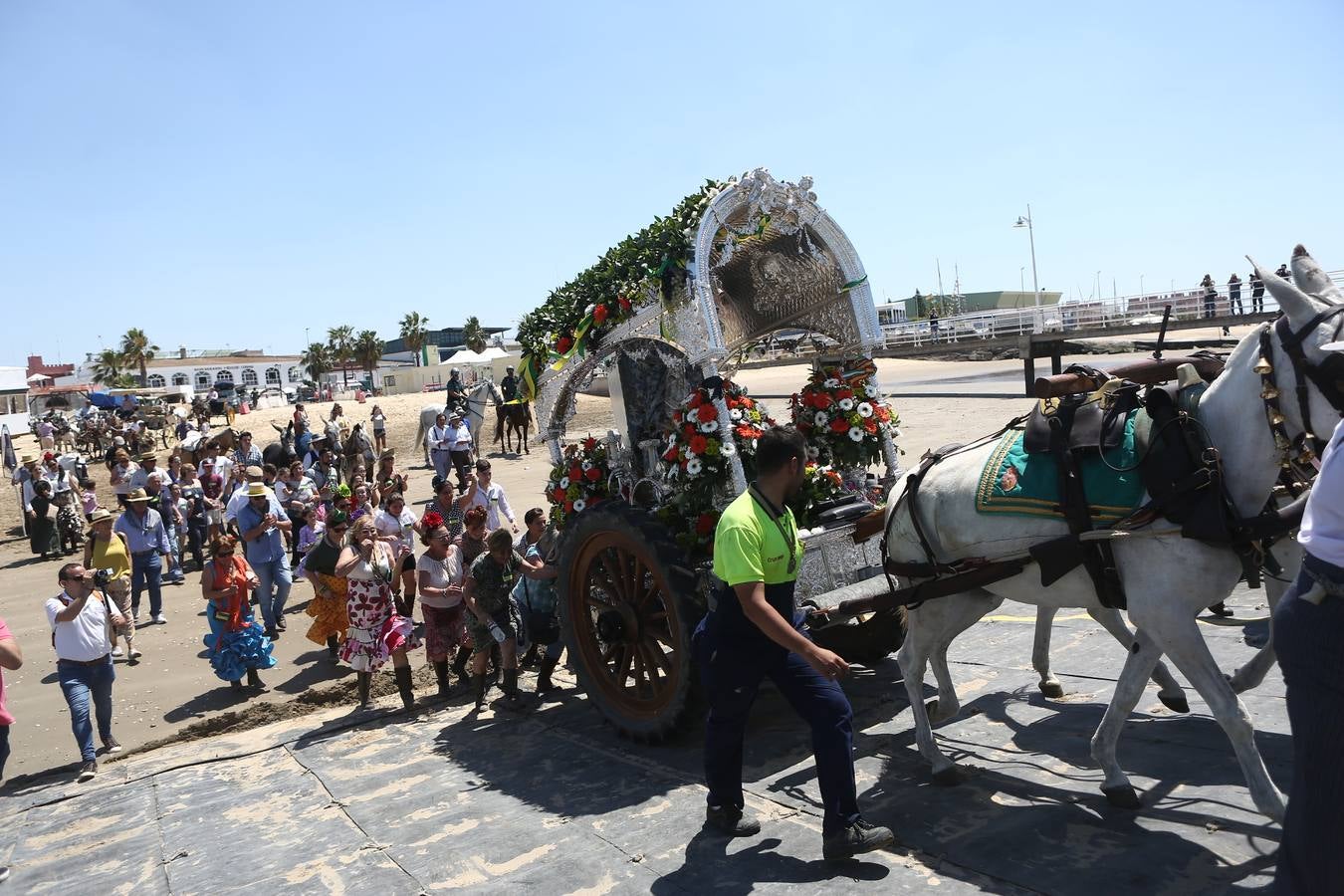 Las hermandades del Rocío vadean el Guadalquivir