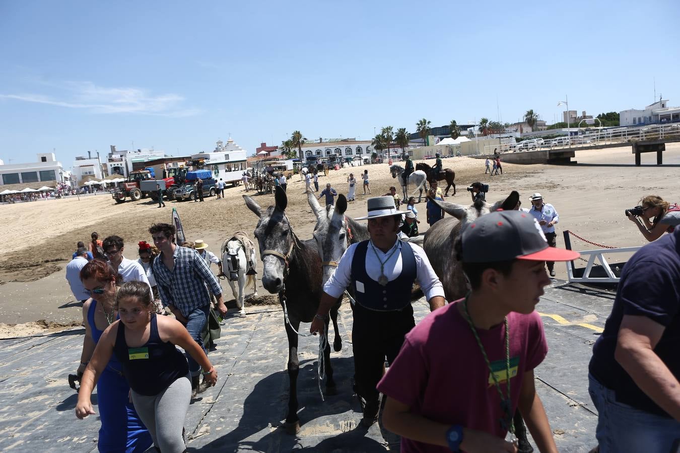 Las hermandades del Rocío vadean el Guadalquivir